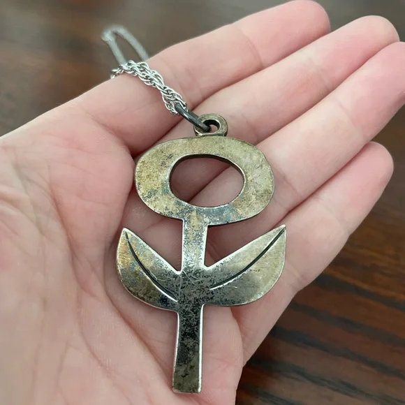 James Avery Silver Flower Pendant on chain - Picture 2 of 6